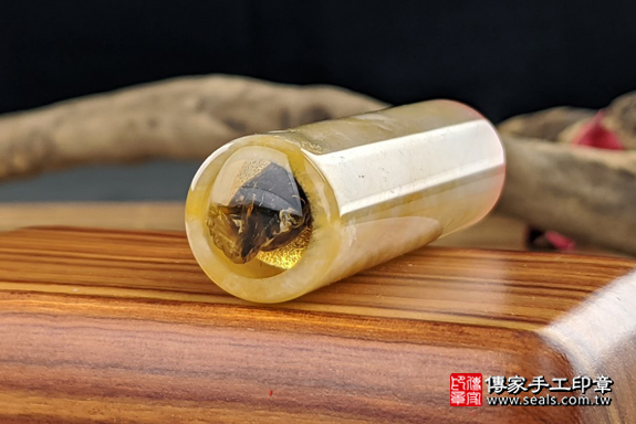 半手工噴砂印章：新疆黃玉臍帶章實際成品、印章作品分享、新疆黃玉印章材質介紹。（臍帶印章、肚臍章、肚臍印章，一圓一方）傳家手工印章高雄店。2020.04.02，照片6