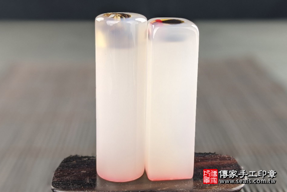 半手工噴砂印章：白瑪瑙臍髮雙章實際成品、印章作品分享、白瑪瑙印章材質介紹。（臍帶印章、肚臍章、肚臍印章，一圓一方）傳家手工印章高雄店。2020.03.15，照片4