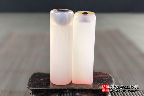 半手工噴砂印章：白瑪瑙臍髮雙章實際成品、印章作品分享、白瑪瑙印章材質介紹。（臍帶印章、肚臍章、肚臍印章，一圓一方）傳家手工印章高雄店。2020.03.15，照片8