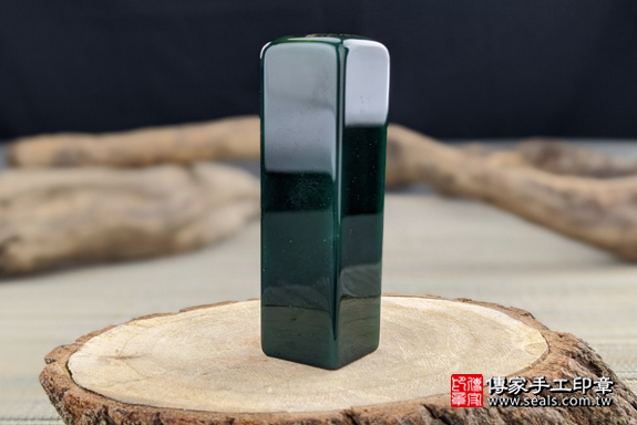 全手工噴砂印章：綠瑪瑙臍帶章實際成品、印章作品分享、綠瑪瑙印章材質介紹。（臍帶印章、肚臍章、肚臍印章，一圓一方）傳家手工印章高雄店。2020.04.05，照片1