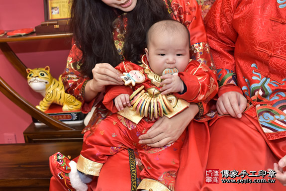 新北市永和區龔寶寶古禮收涎祝福活動:為寶寶戴上收涎餅乾。照片5