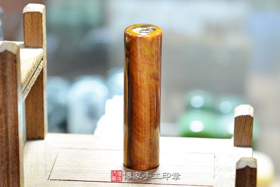 半手工噴砂印章：紅虎眼石臍帶印章實際成品、印章作品分享、紅虎眼石印章材質介紹。（臍帶印章、肚臍章、肚臍印章，臍帶印章，一圓一方）傳家手工印章新竹店。2828.03.28圖片1