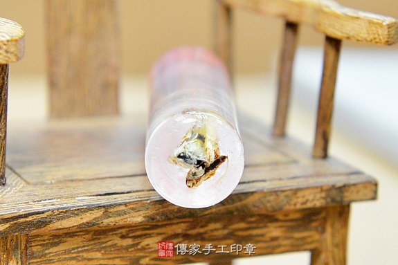 全手工噴砂印章：白水晶臍帶印章實際成品、印章作品分享、白水晶印章材質介紹。（臍帶印章、肚臍章、肚臍印章，臍帶印章，一圓一方）傳家手工印章新竹店。2929.03.29圖片3