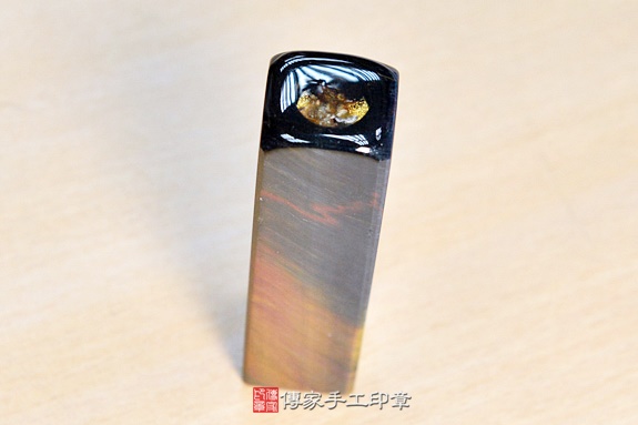 半手工噴砂印章：黃藍虎眼石臍帶印章實際成品、印章作品分享、黃藍虎眼石印章材質介紹。（臍帶印章、肚臍章、肚臍印章，臍帶印章，一圓一方）傳家手工印章新竹店。2020.03.30圖片2