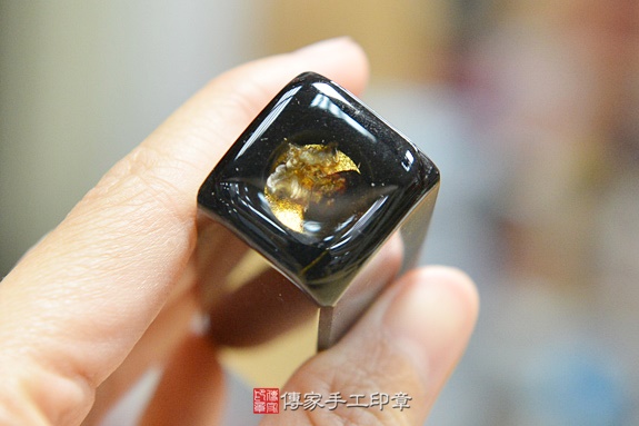 半手工噴砂印章：黃藍虎眼石臍帶印章實際成品、印章作品分享、黃藍虎眼石印章材質介紹。（臍帶印章、肚臍章、肚臍印章，臍帶印章，一圓一方）傳家手工印章新竹店。2020.03.30圖片6