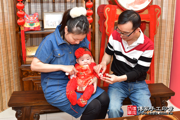 高雄市鳳山區陳寶寶古禮收涎:寶寶戴【銀飾富貴福袋紅繩手鍊】：象徵好人緣、穿金帶銀。照片1