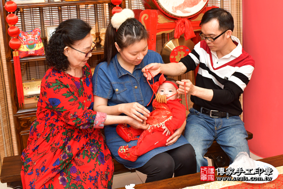 高雄市鳳山區陳寶寶古禮收涎祝福活動:為寶寶戴上收涎餅乾。照片2