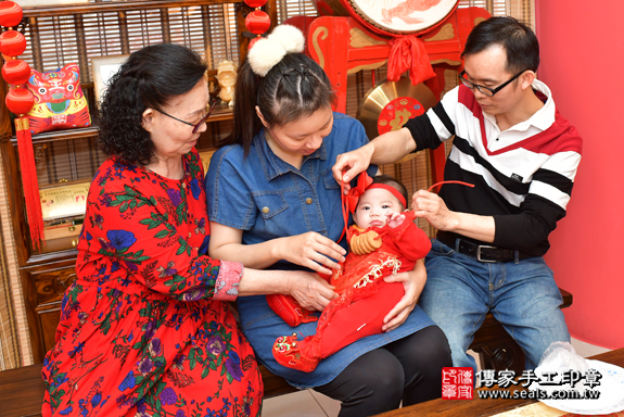 高雄市鳳山區陳寶寶古禮收涎祝福活動:為寶寶戴上收涎餅乾。照片3