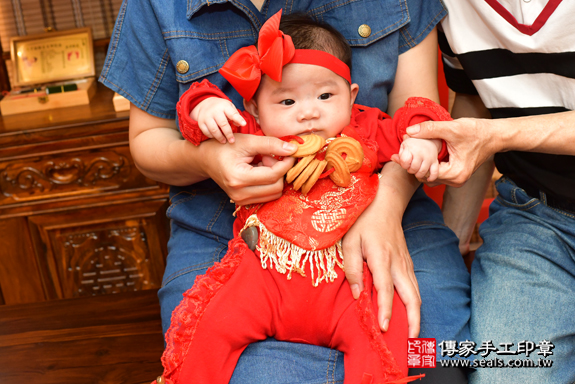 高雄市鳳山區陳寶寶古禮收涎祝福活動:為寶寶戴上收涎餅乾。照片8