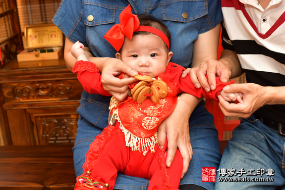 高雄市鳳山區陳寶寶古禮收涎祝福活動:為寶寶戴上收涎餅乾。照片10