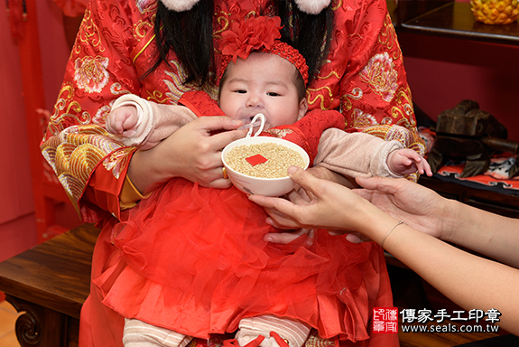  桃園市八德區陳寶寶收涎祝福活動:收涎儀式 【吃米飯】：讓寶寶豐衣足食，不愁吃穿。  吃米飯的收涎儀式，是讓孩子一生有飯可吃，衣食無虞。9