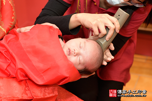 剃胎毛、滿月剃頭、嬰兒剃頭、嬰兒理髮、嬰兒剃髮、嬰兒剃胎毛、嬰兒滿月剃頭、寶寶剃頭、剃胎毛儀式、剃胎毛吉祥話、滿月剃頭儀式、滿月剃頭吉祥話、寶寶剃胎毛、寶寶滿月剃頭理髮、 桃園市八德區剃胎毛、桃園市八德區滿月剃頭、桃園市八德區嬰兒剃頭剃胎毛、桃園市八德區嬰兒理髮、桃園市嬰兒剃髮、 周寶寶(桃園市八德區嬰兒寶寶滿月剃頭理髮、免費嬰兒剃胎毛儀式吉祥話)。中國風會場，爸媽寶貝免費穿「日中韓」古裝禮服。專業拍照、DVD光碟、證書。★購買「臍帶章、肚臍章、胎毛筆刷印章」贈送：剃頭、收涎、抓周，三選一。2020.02.25照片17