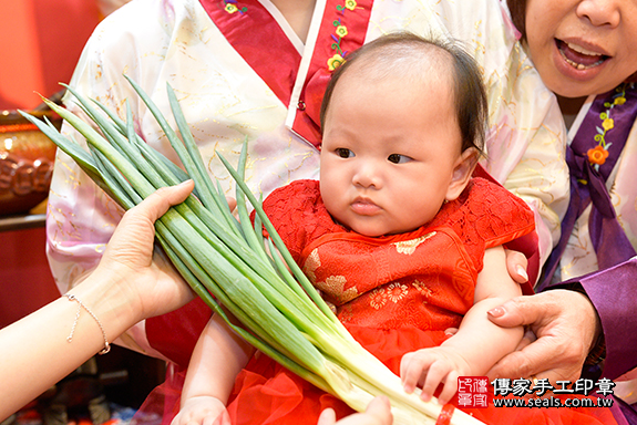 剃胎毛、滿月剃頭、嬰兒剃頭、嬰兒理髮、嬰兒剃髮、嬰兒剃胎毛、嬰兒滿月剃頭、寶寶剃頭、剃胎毛儀式、剃胎毛吉祥話、滿月剃頭儀式、滿月剃頭吉祥話、寶寶剃胎毛、寶寶滿月剃頭理髮、 桃園市八德區剃胎毛、桃園市八德區滿月剃頭、桃園市八德區嬰兒剃頭剃胎毛、桃園市八德區嬰兒理髮、桃園市嬰兒剃髮、 陳寶寶(桃園市八德區嬰兒寶寶滿月剃頭理髮、免費嬰兒剃胎毛儀式吉祥話)。中國風會場，爸媽寶貝免費穿「日中韓」古裝禮服。專業拍照、DVD光碟、證書。★購買「臍帶章、肚臍章、胎毛筆刷印章」贈送：剃頭、收涎、抓周，三選一。2020.02.26照片15