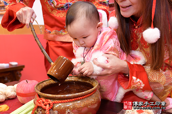 桃園市八德區周寶寶古禮抓周祝福活動: 抓周淨手儀式：抓周儀式寶寶淨手象徵洗淨，把不好的去掉，洗滌身心靈。照片8