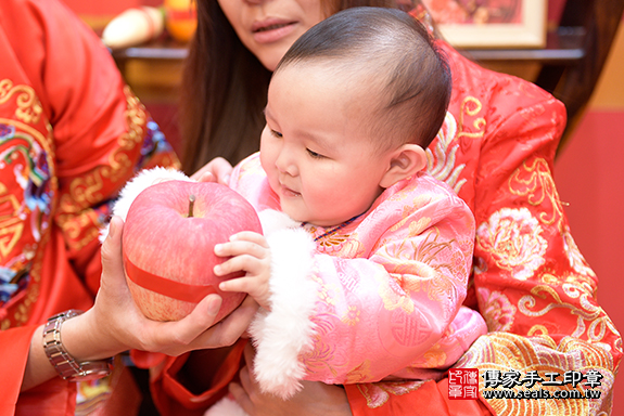 桃園市八德區周寶寶古禮抓周祝福活動: 【吃蘋果】：讓寶寶平平安安，有個蘋果臉，人見人愛。  吃蘋果的抓周儀式，是讓孩子一生可以平平安安。照片13