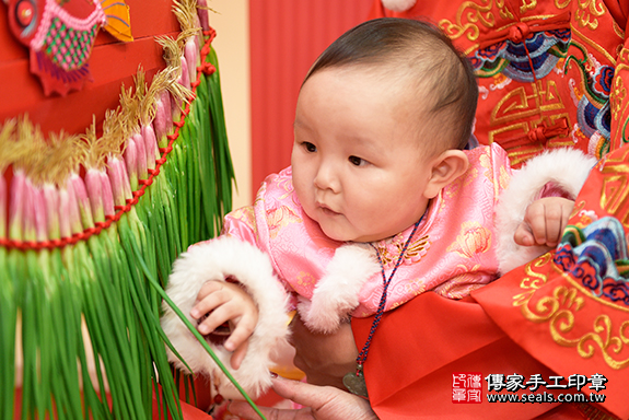 桃園市八德區周寶寶古禮抓周祝福活動: 【抓蔥門】：讓寶寶聰明伶俐，才華洋溢、學業、事業都順利。  抓蔥門的抓周儀式，是讓孩子聰明，有才華，有解決問題的能力。照片18