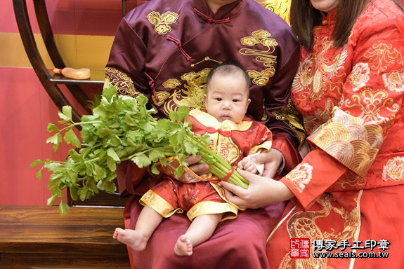 剃胎毛、滿月剃頭、嬰兒剃頭、嬰兒理髮、嬰兒剃髮、嬰兒剃胎毛、嬰兒滿月剃頭、寶寶剃頭、剃胎毛儀式、剃胎毛吉祥話、滿月剃頭儀式、滿月剃頭吉祥話、寶寶剃胎毛、寶寶滿月剃頭理髮、 桃園市八德區剃胎毛、桃園市八德區滿月剃頭、桃園市八德區嬰兒剃頭剃胎毛、桃園市八德區嬰兒理髮、桃園市嬰兒剃髮、 康寶寶(桃園市八德區嬰兒寶寶滿月剃頭理髮、嬰兒剃胎毛儀式吉祥話)。中國風會場，爸媽寶貝穿「日中韓」古裝禮服。專業拍照、DVD光碟、證書。★購買「臍帶章、肚臍章、胎毛筆刷印章」贈送：剃頭、收涎、抓周，三選一。2020.03.10照片22