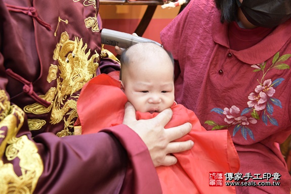 剃胎毛、滿月剃頭、嬰兒剃頭、嬰兒理髮、嬰兒剃髮、嬰兒剃胎毛、嬰兒滿月剃頭、寶寶剃頭、剃胎毛儀式、剃胎毛吉祥話、滿月剃頭儀式、滿月剃頭吉祥話、寶寶剃胎毛、寶寶滿月剃頭理髮、 桃園市八德區剃胎毛、桃園市八德區滿月剃頭、桃園市八德區嬰兒剃頭剃胎毛、桃園市八德區嬰兒理髮、桃園市嬰兒剃髮、 康寶寶(桃園市八德區嬰兒寶寶滿月剃頭理髮、嬰兒剃胎毛儀式吉祥話)。中國風會場，爸媽寶貝穿「日中韓」古裝禮服。專業拍照、DVD光碟、證書。★購買「臍帶章、肚臍章、胎毛筆刷印章」贈送：剃頭、收涎、抓周，三選一。2020.03.10照片34