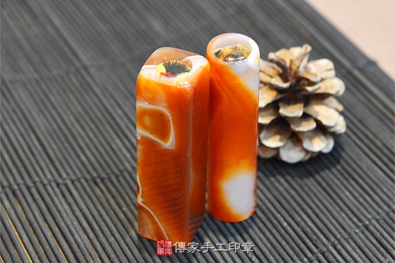 全手工噴砂印章：紅瑪瑙臍帶印章實際成品、印章作品分享、紅瑪瑙印章材質介紹。（臍帶印章、肚臍章、肚臍印章，臍帶印章，一圓一方）傳家手工印章新竹店。2020.04.06圖片2