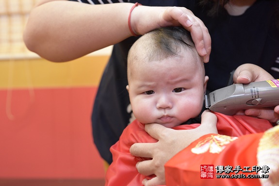 剃胎毛、滿月剃頭、嬰兒剃頭、嬰兒理髮、嬰兒剃髮、嬰兒剃胎毛、嬰兒滿月剃頭、寶寶剃頭、剃胎毛儀式、剃胎毛吉祥話、滿月剃頭儀式、滿月剃頭吉祥話、寶寶剃胎毛、寶寶滿月剃頭理髮、 桃園市八德區剃胎毛、桃園市八德區滿月剃頭、桃園市八德區嬰兒剃頭剃胎毛、桃園市八德區嬰兒理髮、桃園市嬰兒剃髮、 石寶寶(桃園市八德區嬰兒寶寶滿月剃頭理髮、嬰兒剃胎毛儀式吉祥話)。中國風會場，爸媽寶貝穿「日中韓」古裝禮服。專業拍照、DVD光碟、證書。★購買「臍帶章、肚臍章、胎毛筆刷印章」贈送：剃頭、收涎、抓周，三選一。2020.03.16照片16