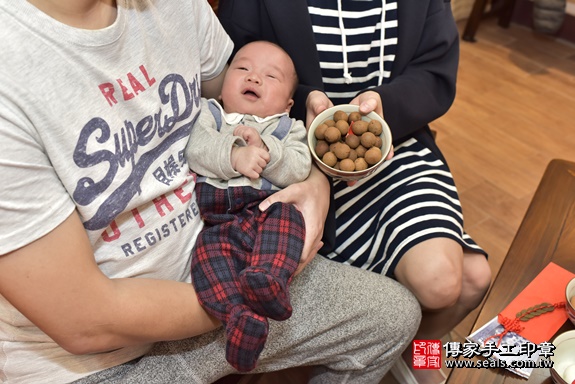 剃胎毛、滿月剃頭、嬰兒剃頭、嬰兒理髮、嬰兒剃髮、嬰兒剃胎毛、嬰兒滿月剃頭、寶寶剃頭、剃胎毛儀式、剃胎毛吉祥話、滿月剃頭儀式、滿月剃頭吉祥話、寶寶剃胎毛、寶寶滿月剃頭理髮、 新北市永和區剃胎毛、新北市永和區滿月剃頭、新北市永和區嬰兒剃頭剃胎毛、新北市永和區嬰兒理髮、新北市嬰兒剃髮、 康寶寶(新北市永和區嬰兒寶寶滿月剃頭理髮、嬰兒剃胎毛儀式吉祥話)。中國風會場，爸媽寶貝穿「日中韓」古裝禮服。專業拍照、DVD光碟、證書。★購買「臍帶章、肚臍章、胎毛筆刷印章」贈送：剃頭、收涎、抓周，三選一。2020.02.22照片13