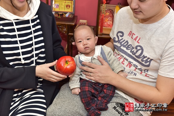 剃胎毛、滿月剃頭、嬰兒剃頭、嬰兒理髮、嬰兒剃髮、嬰兒剃胎毛、嬰兒滿月剃頭、寶寶剃頭、剃胎毛儀式、剃胎毛吉祥話、滿月剃頭儀式、滿月剃頭吉祥話、寶寶剃胎毛、寶寶滿月剃頭理髮、 新北市永和區剃胎毛、新北市永和區滿月剃頭、新北市永和區嬰兒剃頭剃胎毛、新北市永和區嬰兒理髮、新北市嬰兒剃髮、 康寶寶(新北市永和區嬰兒寶寶滿月剃頭理髮、嬰兒剃胎毛儀式吉祥話)。中國風會場，爸媽寶貝穿「日中韓」古裝禮服。專業拍照、DVD光碟、證書。★購買「臍帶章、肚臍章、胎毛筆刷印章」贈送：剃頭、收涎、抓周，三選一。2020.02.22照片15