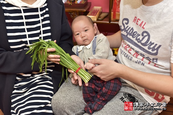 剃胎毛、滿月剃頭、嬰兒剃頭、嬰兒理髮、嬰兒剃髮、嬰兒剃胎毛、嬰兒滿月剃頭、寶寶剃頭、剃胎毛儀式、剃胎毛吉祥話、滿月剃頭儀式、滿月剃頭吉祥話、寶寶剃胎毛、寶寶滿月剃頭理髮、 新北市永和區剃胎毛、新北市永和區滿月剃頭、新北市永和區嬰兒剃頭剃胎毛、新北市永和區嬰兒理髮、新北市嬰兒剃髮、 康寶寶(新北市永和區嬰兒寶寶滿月剃頭理髮、嬰兒剃胎毛儀式吉祥話)。中國風會場，爸媽寶貝穿「日中韓」古裝禮服。專業拍照、DVD光碟、證書。★購買「臍帶章、肚臍章、胎毛筆刷印章」贈送：剃頭、收涎、抓周，三選一。2020.02.22照片19