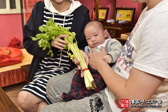 剃胎毛、滿月剃頭、嬰兒剃頭、嬰兒理髮、嬰兒剃髮、嬰兒剃胎毛、嬰兒滿月剃頭、寶寶剃頭、剃胎毛儀式、剃胎毛吉祥話、滿月剃頭儀式、滿月剃頭吉祥話、寶寶剃胎毛、寶寶滿月剃頭理髮、 新北市永和區剃胎毛、新北市永和區滿月剃頭、新北市永和區嬰兒剃頭剃胎毛、新北市永和區嬰兒理髮、新北市嬰兒剃髮、 康寶寶(新北市永和區嬰兒寶寶滿月剃頭理髮、嬰兒剃胎毛儀式吉祥話)。中國風會場，爸媽寶貝穿「日中韓」古裝禮服。專業拍照、DVD光碟、證書。★購買「臍帶章、肚臍章、胎毛筆刷印章」贈送：剃頭、收涎、抓周，三選一。2020.02.22照片21