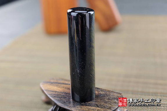 全手工噴砂印章：藍虎眼石臍帶章實際成品、印章作品分享、藍虎眼石印章材質介紹。（臍帶印章、肚臍章、肚臍印章，一圓一方）傳家手工印章高雄店。2020.04.12，照片5