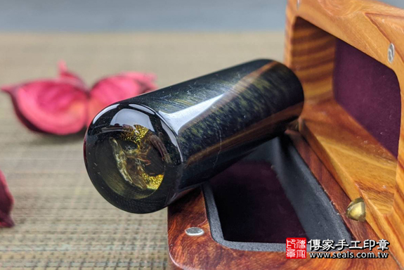 全手工噴砂印章：藍虎眼石臍帶章實際成品、印章作品分享、藍虎眼石印章材質介紹。（臍帶印章、肚臍章、肚臍印章，一圓一方）傳家手工印章高雄店。2020.04.12，照片6