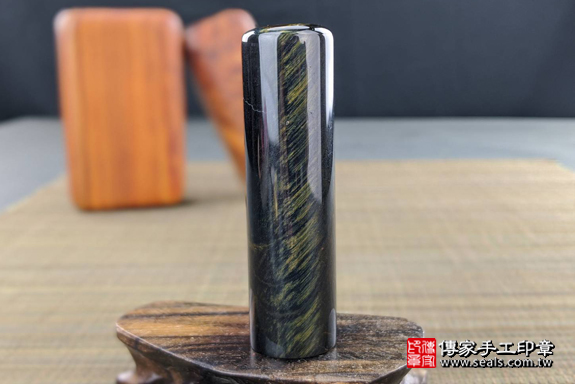 全手工噴砂印章：藍虎眼石臍帶章實際成品、印章作品分享、藍虎眼石印章材質介紹。（臍帶印章、肚臍章、肚臍印章，一圓一方）傳家手工印章高雄店。2020.04.12，照片9