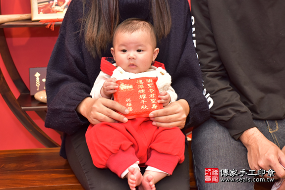 台中市北區張寶寶古禮收涎祝福活動:收涎儀式【吃米飯】：讓寶寶豐衣足食，不愁吃穿。吃米飯的收涎儀式，是讓孩子一生有飯可吃，衣食無虞。照片2