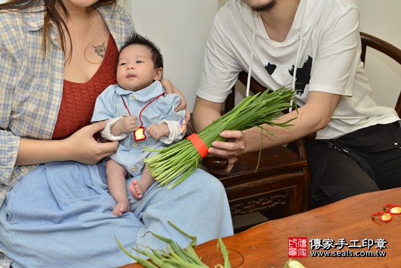 剃胎毛、滿月剃頭、嬰兒剃頭、嬰兒理髮、嬰兒剃髮、嬰兒剃胎毛、嬰兒滿月剃頭、寶寶剃頭、剃胎毛儀式、剃胎毛吉祥話、滿月剃頭儀式、滿月剃頭吉祥話、寶寶剃胎毛、寶寶滿月剃頭理髮、 新北市板橋區剃胎毛、新北市板橋區滿月剃頭、新北市板橋區嬰兒剃頭剃胎毛、新北市板橋區嬰兒理髮、新北市嬰兒剃髮、 鍾寶寶(新北市板橋區到府嬰兒寶寶滿月剃頭理髮、到府嬰兒剃胎毛儀式吉祥話)。到府剃頭剃胎毛主持、專業拍照、DVD光碟、證書。★購買「臍帶章、肚臍章、胎毛筆刷印章」贈送：剃頭、收涎、抓周，三選一。2020.02.26照片19