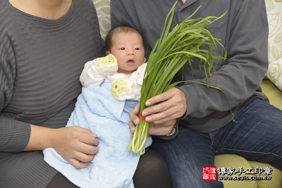 剃胎毛、滿月剃頭、嬰兒剃頭、嬰兒理髮、嬰兒剃髮、嬰兒剃胎毛、嬰兒滿月剃頭、寶寶剃頭、剃胎毛儀式、剃胎毛吉祥話、滿月剃頭儀式、滿月剃頭吉祥話、寶寶剃胎毛、寶寶滿月剃頭理髮、 新北市三重區剃胎毛、新北市三重區滿月剃頭、新北市三重區嬰兒剃頭剃胎毛、新北市三重區嬰兒理髮、新北市嬰兒剃髮、 巫寶寶(新北市三重區到府嬰兒寶寶滿月剃頭理髮、到府嬰兒剃胎毛儀式吉祥話)。到府剃頭剃胎毛主持、專業拍照、DVD光碟、證書。★購買「臍帶章、肚臍章、胎毛筆刷印章」贈送：剃頭、收涎、抓周，三選一。2020.02.27照片18