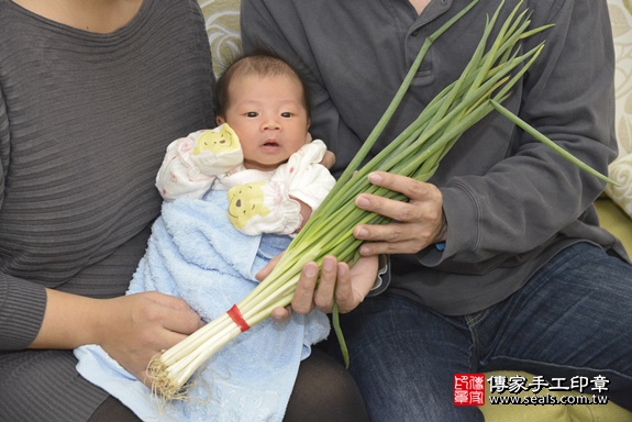 剃胎毛、滿月剃頭、嬰兒剃頭、嬰兒理髮、嬰兒剃髮、嬰兒剃胎毛、嬰兒滿月剃頭、寶寶剃頭、剃胎毛儀式、剃胎毛吉祥話、滿月剃頭儀式、滿月剃頭吉祥話、寶寶剃胎毛、寶寶滿月剃頭理髮、 新北市三重區剃胎毛、新北市三重區滿月剃頭、新北市三重區嬰兒剃頭剃胎毛、新北市三重區嬰兒理髮、新北市嬰兒剃髮、 巫寶寶(新北市三重區到府嬰兒寶寶滿月剃頭理髮、到府嬰兒剃胎毛儀式吉祥話)。到府剃頭剃胎毛主持、專業拍照、DVD光碟、證書。★購買「臍帶章、肚臍章、胎毛筆刷印章」贈送：剃頭、收涎、抓周，三選一。2020.02.27照片22