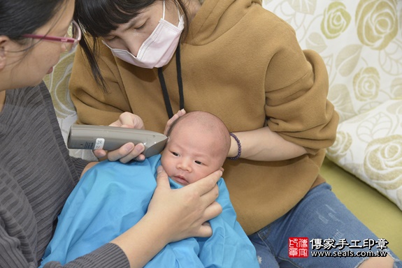 剃胎毛、滿月剃頭、嬰兒剃頭、嬰兒理髮、嬰兒剃髮、嬰兒剃胎毛、嬰兒滿月剃頭、寶寶剃頭、剃胎毛儀式、剃胎毛吉祥話、滿月剃頭儀式、滿月剃頭吉祥話、寶寶剃胎毛、寶寶滿月剃頭理髮、 新北市三重區剃胎毛、新北市三重區滿月剃頭、新北市三重區嬰兒剃頭剃胎毛、新北市三重區嬰兒理髮、新北市嬰兒剃髮、 巫寶寶(新北市三重區到府嬰兒寶寶滿月剃頭理髮、到府嬰兒剃胎毛儀式吉祥話)。到府剃頭剃胎毛主持、專業拍照、DVD光碟、證書。★購買「臍帶章、肚臍章、胎毛筆刷印章」贈送：剃頭、收涎、抓周，三選一。2020.02.27照片31