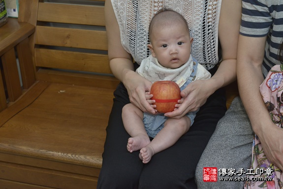 剃胎毛、滿月剃頭、嬰兒剃頭、嬰兒理髮、嬰兒剃髮、嬰兒剃胎毛、嬰兒滿月剃頭、寶寶剃頭、剃胎毛儀式、剃胎毛吉祥話、滿月剃頭儀式、滿月剃頭吉祥話、寶寶剃胎毛、寶寶滿月剃頭理髮、 新北市土城區剃胎毛、新北市土城區滿月剃頭、新北市土城區嬰兒剃頭剃胎毛、新北市土城區嬰兒理髮、新北市嬰兒剃髮、 王寶寶(新北市土城區到府嬰兒寶寶滿月剃頭理髮、到府嬰兒剃胎毛儀式吉祥話)。到府剃頭剃胎毛主持、專業拍照、DVD光碟、證書。★購買「臍帶章、肚臍章、胎毛筆刷印章」贈送：剃頭、收涎、抓周，三選一。2020.03.09照片15