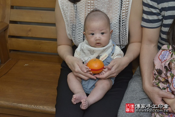 剃胎毛、滿月剃頭、嬰兒剃頭、嬰兒理髮、嬰兒剃髮、嬰兒剃胎毛、嬰兒滿月剃頭、寶寶剃頭、剃胎毛儀式、剃胎毛吉祥話、滿月剃頭儀式、滿月剃頭吉祥話、寶寶剃胎毛、寶寶滿月剃頭理髮、 新北市土城區剃胎毛、新北市土城區滿月剃頭、新北市土城區嬰兒剃頭剃胎毛、新北市土城區嬰兒理髮、新北市嬰兒剃髮、 王寶寶(新北市土城區到府嬰兒寶寶滿月剃頭理髮、到府嬰兒剃胎毛儀式吉祥話)。到府剃頭剃胎毛主持、專業拍照、DVD光碟、證書。★購買「臍帶章、肚臍章、胎毛筆刷印章」贈送：剃頭、收涎、抓周，三選一。2020.03.09照片17