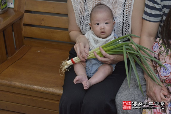 剃胎毛、滿月剃頭、嬰兒剃頭、嬰兒理髮、嬰兒剃髮、嬰兒剃胎毛、嬰兒滿月剃頭、寶寶剃頭、剃胎毛儀式、剃胎毛吉祥話、滿月剃頭儀式、滿月剃頭吉祥話、寶寶剃胎毛、寶寶滿月剃頭理髮、 新北市土城區剃胎毛、新北市土城區滿月剃頭、新北市土城區嬰兒剃頭剃胎毛、新北市土城區嬰兒理髮、新北市嬰兒剃髮、 王寶寶(新北市土城區到府嬰兒寶寶滿月剃頭理髮、到府嬰兒剃胎毛儀式吉祥話)。到府剃頭剃胎毛主持、專業拍照、DVD光碟、證書。★購買「臍帶章、肚臍章、胎毛筆刷印章」贈送：剃頭、收涎、抓周，三選一。2020.03.09照片22