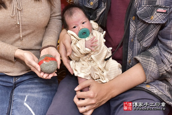 剃胎毛、滿月剃頭、嬰兒剃頭、嬰兒理髮、嬰兒剃髮、嬰兒剃胎毛、嬰兒滿月剃頭、寶寶剃頭、剃胎毛儀式、剃胎毛吉祥話、滿月剃頭儀式、滿月剃頭吉祥話、寶寶剃胎毛、寶寶滿月剃頭理髮、 新北市永和區剃胎毛、新北市永和區滿月剃頭、新北市永和區嬰兒剃頭剃胎毛、新北市永和區嬰兒理髮、新北市嬰兒剃髮、 李寶寶(新北市永和區嬰兒寶寶滿月剃頭理髮、嬰兒剃胎毛儀式吉祥話)。中國風會場，爸媽寶貝穿「日中韓」古裝禮服。專業拍照、DVD光碟、證書。★購買「臍帶章、肚臍章、胎毛筆刷印章」贈送：剃頭、收涎、抓周，三選一。2020.03.15照片9