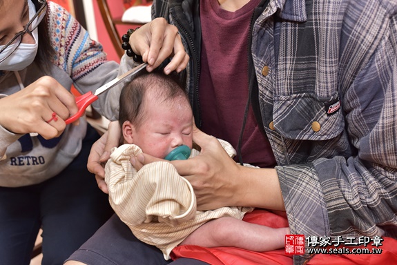 剃胎毛、滿月剃頭、嬰兒剃頭、嬰兒理髮、嬰兒剃髮、嬰兒剃胎毛、嬰兒滿月剃頭、寶寶剃頭、剃胎毛儀式、剃胎毛吉祥話、滿月剃頭儀式、滿月剃頭吉祥話、寶寶剃胎毛、寶寶滿月剃頭理髮、 新北市永和區剃胎毛、新北市永和區滿月剃頭、新北市永和區嬰兒剃頭剃胎毛、新北市永和區嬰兒理髮、新北市嬰兒剃髮、 李寶寶(新北市永和區嬰兒寶寶滿月剃頭理髮、嬰兒剃胎毛儀式吉祥話)。中國風會場，爸媽寶貝穿「日中韓」古裝禮服。專業拍照、DVD光碟、證書。★購買「臍帶章、肚臍章、胎毛筆刷印章」贈送：剃頭、收涎、抓周，三選一。2020.03.15照片28