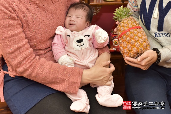 剃胎毛、滿月剃頭、嬰兒剃頭、嬰兒理髮、嬰兒剃髮、嬰兒剃胎毛、嬰兒滿月剃頭、寶寶剃頭、剃胎毛儀式、剃胎毛吉祥話、滿月剃頭儀式、滿月剃頭吉祥話、寶寶剃胎毛、寶寶滿月剃頭理髮、 新北市永和區剃胎毛、新北市永和區滿月剃頭、新北市永和區嬰兒剃頭剃胎毛、新北市永和區嬰兒理髮、新北市嬰兒剃髮、 郭寶寶(新北市永和區嬰兒寶寶滿月剃頭理髮、嬰兒剃胎毛儀式吉祥話)。中國風會場，爸媽寶貝穿「日中韓」古裝禮服。專業拍照、DVD光碟、證書。★購買「臍帶章、肚臍章、胎毛筆刷印章」贈送：剃頭、收涎、抓周，三選一。2020.03.15照片24