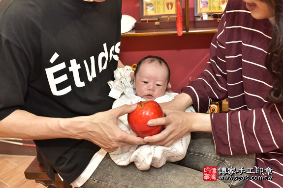 剃胎毛、滿月剃頭、嬰兒剃頭、嬰兒理髮、嬰兒剃髮、嬰兒剃胎毛、嬰兒滿月剃頭、寶寶剃頭、剃胎毛儀式、剃胎毛吉祥話、滿月剃頭儀式、滿月剃頭吉祥話、寶寶剃胎毛、寶寶滿月剃頭理髮、 新北市永和區剃胎毛、新北市永和區滿月剃頭、新北市永和區嬰兒剃頭剃胎毛、新北市永和區嬰兒理髮、新北市嬰兒剃髮、 陳寶寶(新北市永和區嬰兒寶寶滿月剃頭理髮、嬰兒剃胎毛儀式吉祥話)。中國風會場，爸媽寶貝穿「日中韓」古裝禮服。專業拍照、DVD光碟、證書。★購買「臍帶章、肚臍章、胎毛筆刷印章」贈送：剃頭、收涎、抓周，三選一。2020.03.17照片16