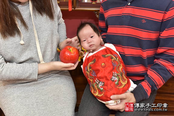 剃胎毛、滿月剃頭、嬰兒剃頭、嬰兒理髮、嬰兒剃髮、嬰兒剃胎毛、嬰兒滿月剃頭、寶寶剃頭、剃胎毛儀式、剃胎毛吉祥話、滿月剃頭儀式、滿月剃頭吉祥話、寶寶剃胎毛、寶寶滿月剃頭理髮、 新北市永和區剃胎毛、新北市永和區滿月剃頭、新北市永和區嬰兒剃頭剃胎毛、新北市永和區嬰兒理髮、新北市嬰兒剃髮、 周寶寶(新北市永和區嬰兒寶寶滿月剃頭理髮、嬰兒剃胎毛儀式吉祥話)。中國風會場，爸媽寶貝穿「日中韓」古裝禮服。專業拍照、DVD光碟、證書。★購買「臍帶章、肚臍章、胎毛筆刷印章」贈送：剃頭、收涎、抓周，三選一。2020.03.18照片13