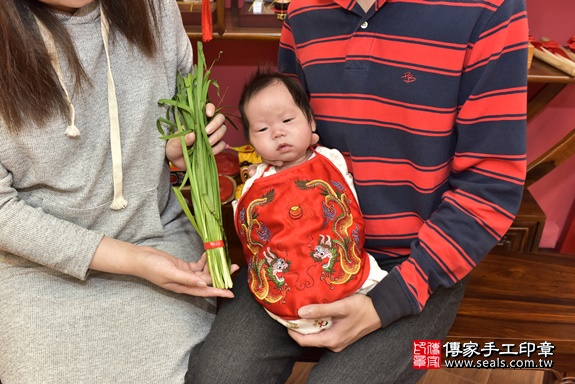 剃胎毛、滿月剃頭、嬰兒剃頭、嬰兒理髮、嬰兒剃髮、嬰兒剃胎毛、嬰兒滿月剃頭、寶寶剃頭、剃胎毛儀式、剃胎毛吉祥話、滿月剃頭儀式、滿月剃頭吉祥話、寶寶剃胎毛、寶寶滿月剃頭理髮、 新北市永和區剃胎毛、新北市永和區滿月剃頭、新北市永和區嬰兒剃頭剃胎毛、新北市永和區嬰兒理髮、新北市嬰兒剃髮、 周寶寶(新北市永和區嬰兒寶寶滿月剃頭理髮、嬰兒剃胎毛儀式吉祥話)。中國風會場，爸媽寶貝穿「日中韓」古裝禮服。專業拍照、DVD光碟、證書。★購買「臍帶章、肚臍章、胎毛筆刷印章」贈送：剃頭、收涎、抓周，三選一。2020.03.18照片16