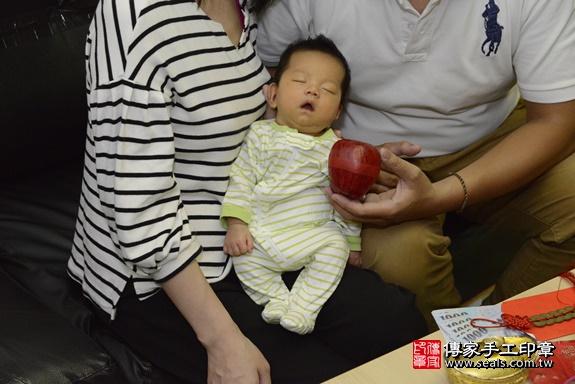 剃胎毛、滿月剃頭、嬰兒剃頭、嬰兒理髮、嬰兒剃髮、嬰兒剃胎毛、嬰兒滿月剃頭、寶寶剃頭、剃胎毛儀式、剃胎毛吉祥話、滿月剃頭儀式、滿月剃頭吉祥話、寶寶剃胎毛、寶寶滿月剃頭理髮、 台北市士林區剃胎毛、台北市士林區滿月剃頭、台北市士林區嬰兒剃頭剃胎毛、台北市士林區嬰兒理髮、新北市嬰兒剃髮、 洪寶寶(台北市士林區到府嬰兒寶寶滿月剃頭理髮、到府嬰兒剃胎毛儀式吉祥話)。到府剃頭剃胎毛主持、專業拍照、DVD光碟、證書。★購買「臍帶章、肚臍章、胎毛筆刷印章」贈送：剃頭、收涎、抓周，三選一。2020.03.22照片17