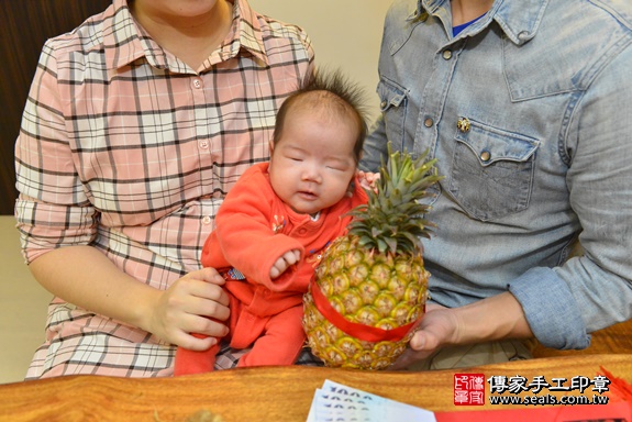 剃胎毛、滿月剃頭、嬰兒剃頭、嬰兒理髮、嬰兒剃髮、嬰兒剃胎毛、嬰兒滿月剃頭、寶寶剃頭、剃胎毛儀式、剃胎毛吉祥話、滿月剃頭儀式、滿月剃頭吉祥話、寶寶剃胎毛、寶寶滿月剃頭理髮、 新北市土城區剃胎毛、新北市土城區滿月剃頭、新北市土城區嬰兒剃頭剃胎毛、新北市土城區嬰兒理髮、新北市嬰兒剃髮、 梁寶寶(新北市土城區到府嬰兒寶寶滿月剃頭理髮、到府嬰兒剃胎毛儀式吉祥話)。到府剃頭剃胎毛主持、專業拍照、DVD光碟、證書。★購買「臍帶章、肚臍章、胎毛筆刷印章」贈送：剃頭、收涎、抓周，三選一。2020.03.24照片31