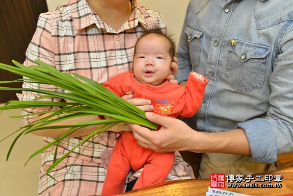 剃胎毛、滿月剃頭、嬰兒剃頭、嬰兒理髮、嬰兒剃髮、嬰兒剃胎毛、嬰兒滿月剃頭、寶寶剃頭、剃胎毛儀式、剃胎毛吉祥話、滿月剃頭儀式、滿月剃頭吉祥話、寶寶剃胎毛、寶寶滿月剃頭理髮、 新北市土城區剃胎毛、新北市土城區滿月剃頭、新北市土城區嬰兒剃頭剃胎毛、新北市土城區嬰兒理髮、新北市嬰兒剃髮、 梁寶寶(新北市土城區到府嬰兒寶寶滿月剃頭理髮、到府嬰兒剃胎毛儀式吉祥話)。到府剃頭剃胎毛主持、專業拍照、DVD光碟、證書。★購買「臍帶章、肚臍章、胎毛筆刷印章」贈送：剃頭、收涎、抓周，三選一。2020.03.24照片23