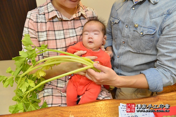 剃胎毛、滿月剃頭、嬰兒剃頭、嬰兒理髮、嬰兒剃髮、嬰兒剃胎毛、嬰兒滿月剃頭、寶寶剃頭、剃胎毛儀式、剃胎毛吉祥話、滿月剃頭儀式、滿月剃頭吉祥話、寶寶剃胎毛、寶寶滿月剃頭理髮、 新北市土城區剃胎毛、新北市土城區滿月剃頭、新北市土城區嬰兒剃頭剃胎毛、新北市土城區嬰兒理髮、新北市嬰兒剃髮、 梁寶寶(新北市土城區到府嬰兒寶寶滿月剃頭理髮、到府嬰兒剃胎毛儀式吉祥話)。到府剃頭剃胎毛主持、專業拍照、DVD光碟、證書。★購買「臍帶章、肚臍章、胎毛筆刷印章」贈送：剃頭、收涎、抓周，三選一。2020.03.24照片25