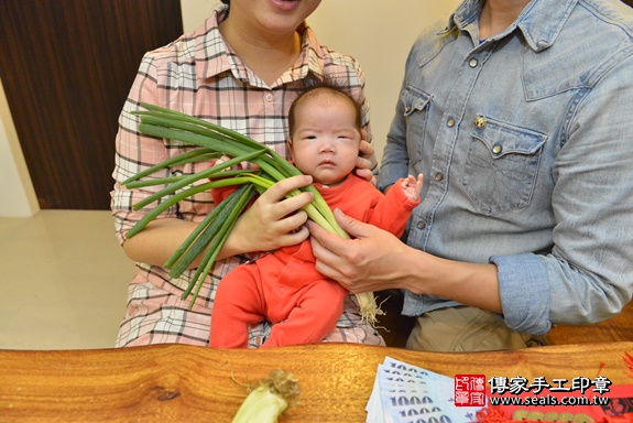 剃胎毛、滿月剃頭、嬰兒剃頭、嬰兒理髮、嬰兒剃髮、嬰兒剃胎毛、嬰兒滿月剃頭、寶寶剃頭、剃胎毛儀式、剃胎毛吉祥話、滿月剃頭儀式、滿月剃頭吉祥話、寶寶剃胎毛、寶寶滿月剃頭理髮、 新北市土城區剃胎毛、新北市土城區滿月剃頭、新北市土城區嬰兒剃頭剃胎毛、新北市土城區嬰兒理髮、新北市嬰兒剃髮、 梁寶寶(新北市土城區到府嬰兒寶寶滿月剃頭理髮、到府嬰兒剃胎毛儀式吉祥話)。到府剃頭剃胎毛主持、專業拍照、DVD光碟、證書。★購買「臍帶章、肚臍章、胎毛筆刷印章」贈送：剃頭、收涎、抓周，三選一。2020.03.24照片27